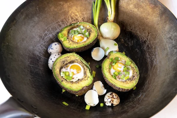 Bıldırcın Yumurtası Taze Soğan Karabiber Tuz Wok Üzerinde Avokado Pişmiş — Stok fotoğraf