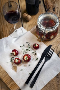 Keçi peyniri kadeh şarap ile marine edilmiş küçük kırmızı biber dolması