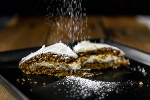 Homemade Carrot Cake Falling Sweet Powder Black Plate — Stock Photo, Image