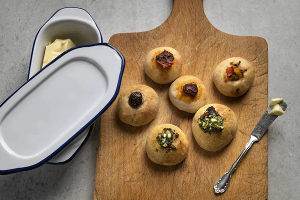 Små bullar toppade med pasta och vitlök — Stockfoto