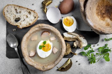 Ekşi çorba ekmek kase içinde servis