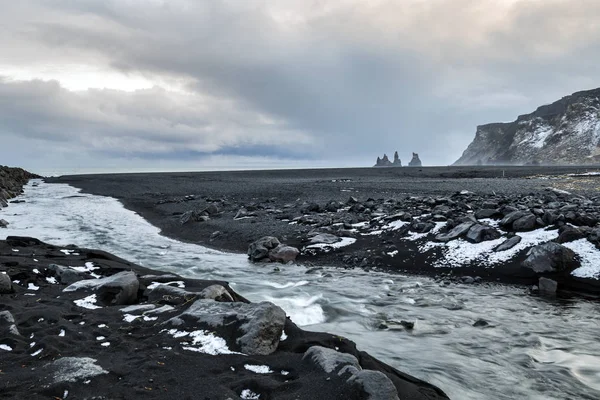 Fekete homokos strand közelében Vik — Stock Fotó