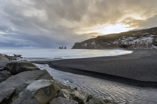 Schwarzer Sandstrand bei Vik — Stockfoto