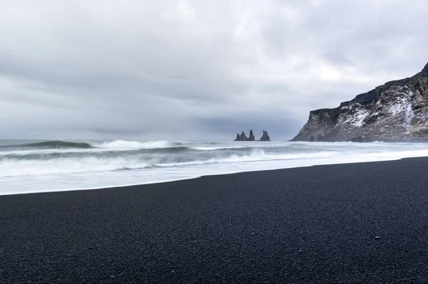 Vik yakınlarındaki siyah kumsal. — Stok fotoğraf