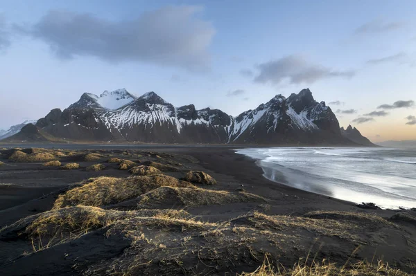 Stokksnes Cape och Vestrahorn Mountain — Stockfoto