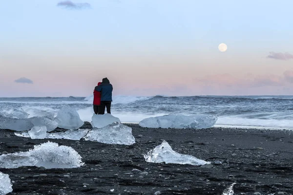 Coppia sulla spiaggia di diamanti, Jokulsarlon, Islanda . — Foto Stock