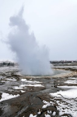 İzlanda 'da Strokkur Gayzerinin Patlaması. 