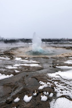 İzlanda 'da Strokkur Gayzerinin Patlaması. 