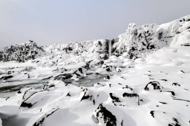 Kışın Pingvellir şelaleleri