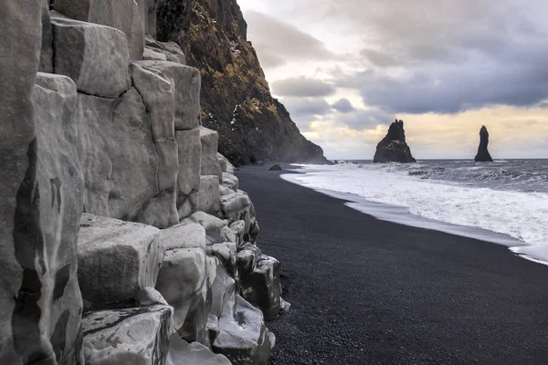 Пляж Рейнисфьяра на юге Исландии — стоковое фото