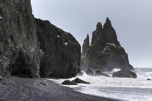 Playa de Reynisfjara en el sur de Islandia — Foto de Stock