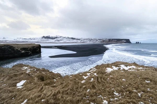 Plage de Reynisfjara dans le sud de l'Islande — Photo