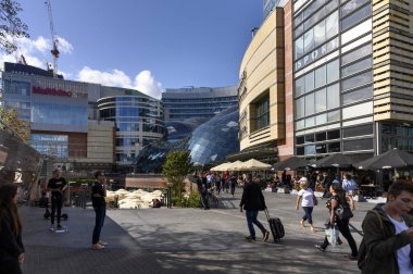 Varşova şehir merkezinde bulunan modern mimari