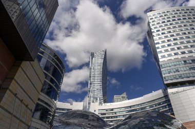 Varşova şehir merkezinde bulunan modern mimari