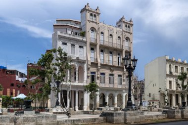 La Havana, Küba - 27 Haziran 2019: Küba Sömürge Mimarisi, Havana'dan geçmek, Küba başkentini şekillendiren tüm mimari tarzları hakkında gerçek bir tarih dersi almaktır.