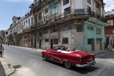 Eski vintage araba küba başkenti ziyaret Turistler. 