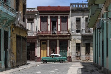 La Havana, Küba - 27 Haziran 2019: Küba Sömürge Mimarisi, Havana'dan geçmek, Küba başkentini şekillendiren tüm mimari tarzları hakkında gerçek bir tarih dersi almaktır.