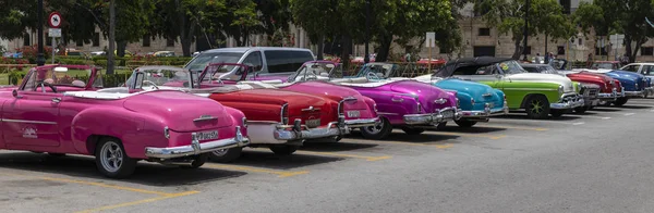 Tradizionale vecchio taxi vintage a L'Avana — Foto Stock