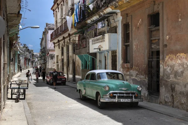 라 하바나, 쿠바의 거리에 오래 된 빈티지 자동차 — 스톡 사진