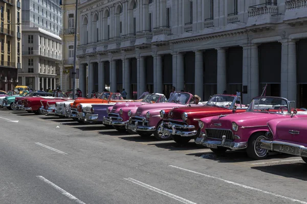 Traditional taxi in Havana Downtown — Stock Photo, Image