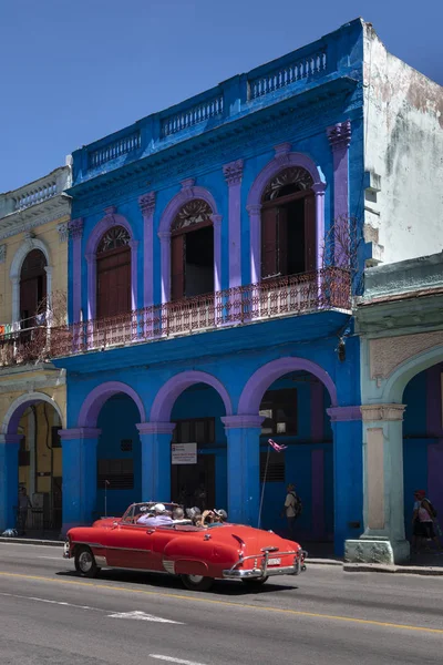 Туристы, приезжающие в столицу Кубы на старинном автомобиле . — стоковое фото
