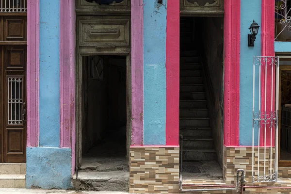 Edifício antigo na rua de Havana. Cuba — Fotografia de Stock