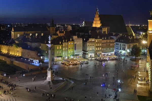 Natt panorama av Kungliga slottet i Warszawa — Stockfoto