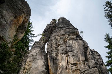 Adrspach ve Teplice Kayaları 'nın ünlü kumtaşı kuleleri. Nothe Bohemya, Adrspach ve Teplice 'deki yüksek kumdan taş kuleler.