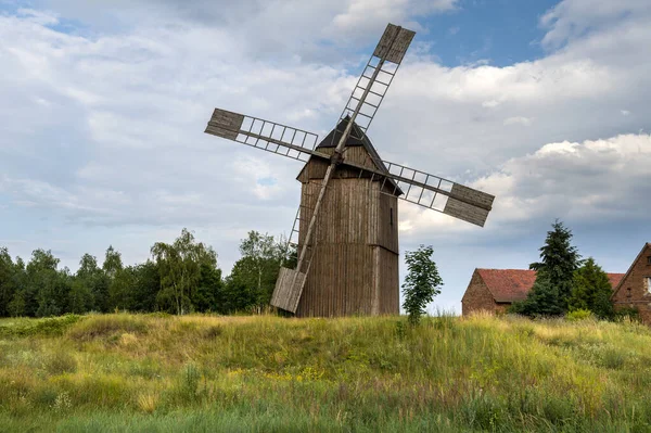 Polonya Nın Batısında Sarı Çimenli Kırsal Bir Alanda Eski Bir — Stok fotoğraf