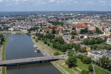 Güneşli bir günde Polonya 'nın tarihi başkenti Krakow' un hava manzarası