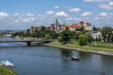 Güneşli bir günde Polonya 'nın tarihi başkenti Krakow' un hava manzarası