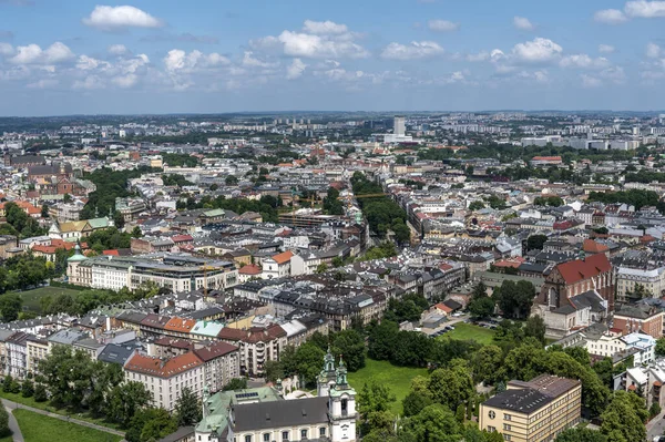 晴れた日にはポーランドの歴史的な首都クラクフの空中ビュー — ストック写真