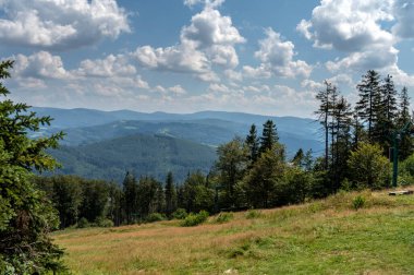 Polonya 'daki Silezya Beskids Dağları' nın Czantoria Dağı 'nın tepesinden görünüşü.