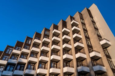 USTRON, POLAND - 12 Ağustos 2020: 1967 yılında Henryk Buszko ve Aleksander Frant tarafından tasarlanan Ustron Zawodzie 'de piramitler adı verilen sağlık ve spa kompleksi. Dünyadaki en seçkin modernist mimari örneklerinden biri..