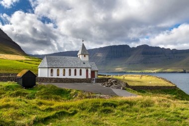 Faroe Adaları 'ndaki Vidoy Adası' ndaki Vidareidis Kilisesi. Taş kilise 1891-1892 yılları arasında inşa edildi.