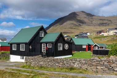 Danimarka 'nın Faroe Adaları' ndaki Vidoy Adası 'ndaki Vidareidis köyündeki siyah eski evler