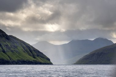 Gündoğumu sırasındaki Kuzey doğal manzarası, Stremnoy Adası, Faroe Adaları, Danimarka.