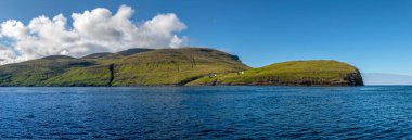 Danimarka 'nın Faroe Adaları' ndaki Rocky deniz kıyısı manzarası, Vestmanna uçurumları