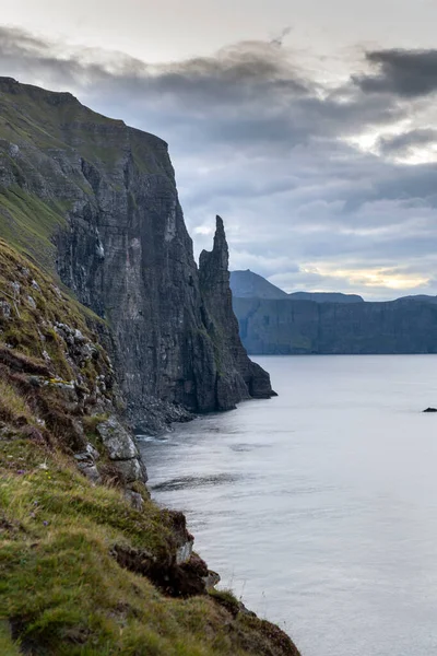 Cadı Parmaklı Trollkonfingur Kayası Olarak Bilinir Gündoğumunda Faroe Adaları Nda — Stok fotoğraf