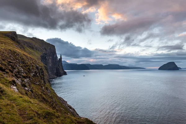 Hexenfinger Namens Trollkonufingur Rock Auf Der Insel Streymoy Sonnenaufgangslicht Färöer — Stockfoto