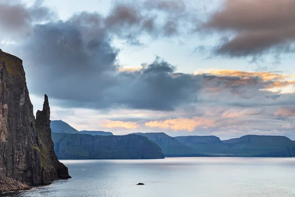 Cadı Parmaklı Trollkonfingur Kayası Olarak Bilinir Gündoğumunda Faroe Adaları Nda — Stok fotoğraf