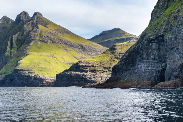 Danimarka 'nın Faroe Adaları' ndaki Rocky Sahil Kıyısı, Vestmanna Kayalıkları