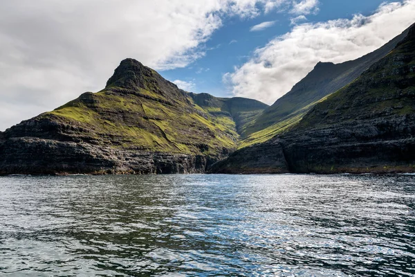 Danimarka Nın Faroe Adaları Ndaki Rocky Sahil Kıyısı Vestmanna Kayalıkları — Stok fotoğraf