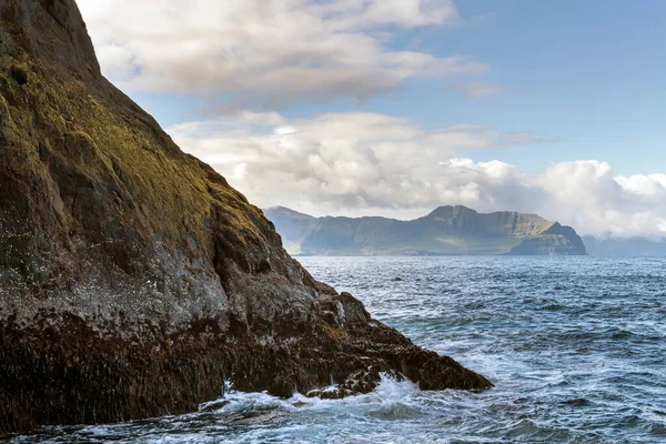 Danimarka Nın Faroe Adaları Ndaki Rocky Sahil Kıyısı Vestmanna Kayalıkları — Stok fotoğraf