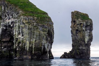 Danimarka 'nın Kuzey Atlantik Okyanusu' ndaki Faroe Adaları, Vagar Adası 'ndaki Tindholmur' un önündeki Drangarnir kapısının yakın görüntüsü.