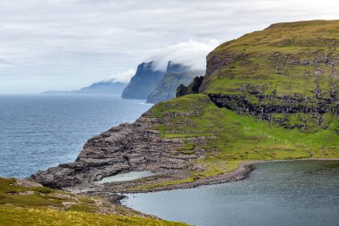 Sorvagsvatn göl kayalıkları, Atlantik Okyanusu 'ndaki Faroe Adaları, Danimarka