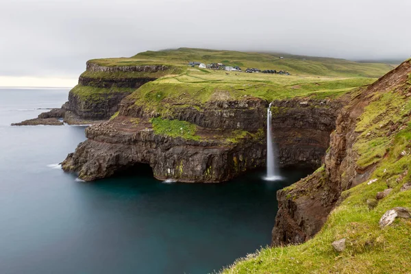 Villaggio Gasadalur Sorprendente Cascata Mulafossur Sopra Oceano Atlantico Settentrionale Isole — Foto Stock