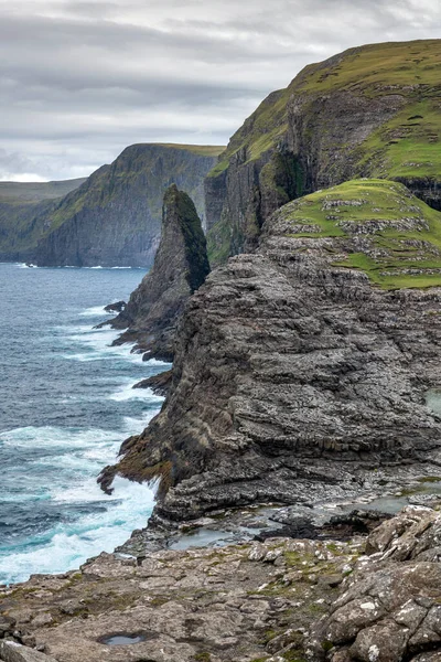 Scogliere Del Lago Sorvagsvatn Isole Faroe Sull Oceano Atlantico Danimarca — Foto Stock