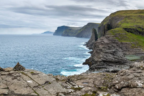 Scogliere Del Lago Sorvagsvatn Isole Faroe Sull Oceano Atlantico Danimarca — Foto Stock