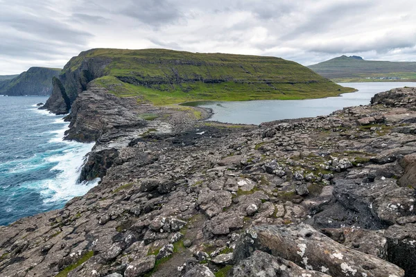 Scogliere Del Lago Sorvagsvatn Isole Faroe Sull Oceano Atlantico Danimarca — Foto Stock